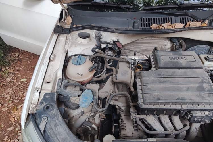 Used Volkswagen Lavida 2013 1.6L Automatic Comfort Edition Engine Bay Right