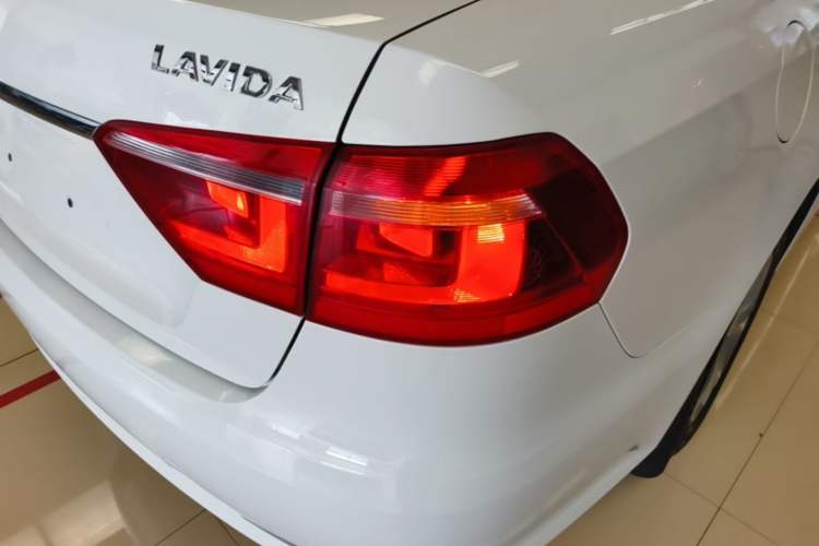 Used Volkswagen Lavida 2013 Revised Classic 1.6L Manual Fashion Edition Exterior 3