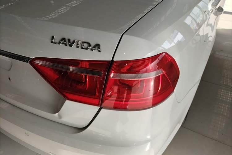 Used Volkswagen Lavida 2013 Restyled Classic 1.6L Automatic Comfort Edition Exterior 3