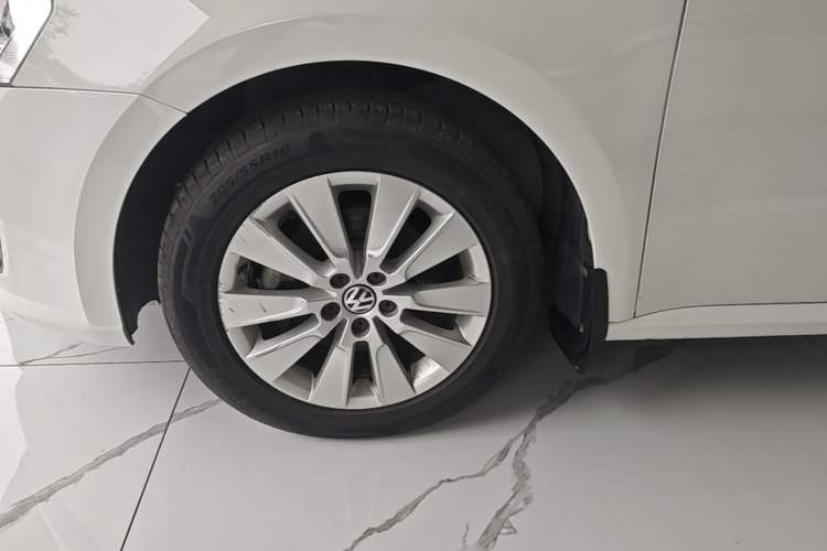 Used Volkswagen Lavida 2013 Restyled Classic 1.6L Automatic Comfort Edition Exterior 4