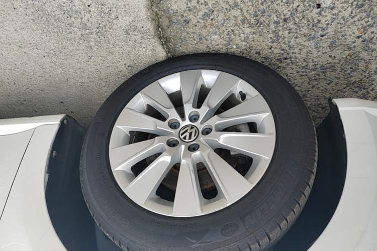 Used Volkswagen Lavida 2013 Restyled Classic 1.6L Automatic Comfort Edition Exterior 4