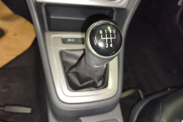 Used Volkswagen Lavida 2013 Revised Classic 1.6L Manual Fashion Edition Gear Lever