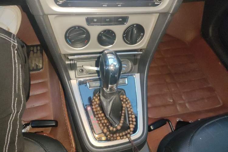 Used Volkswagen Lavida 2013 1.6L Automatic Comfort Edition Gear Lever