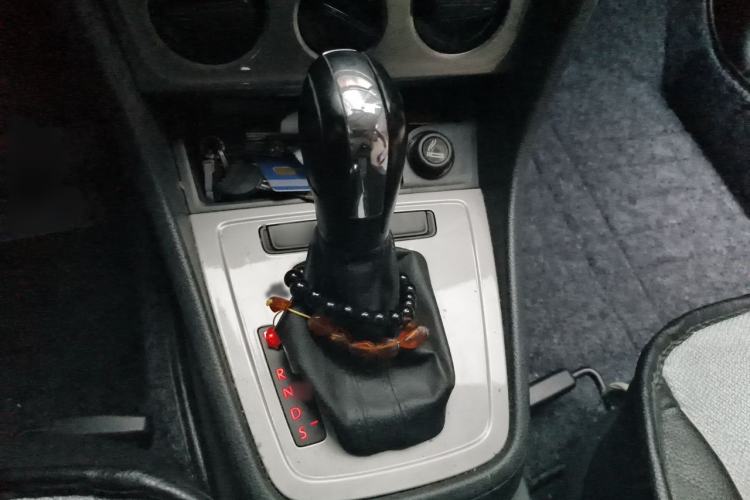 Used Volkswagen Lavida 2013 Revised Classic 1.6L Automatic Fashion Edition Gear Lever