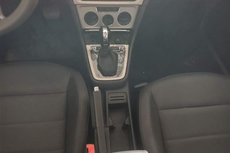 Used Volkswagen Lavida 2013 Restyled Classic 1.6L Automatic Comfort Edition Gear Lever