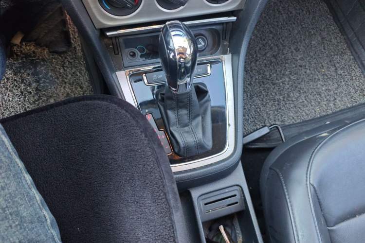 Used Volkswagen Lavida 2013 Restyled Classic 1.6L Automatic Comfort Edition Gear Lever