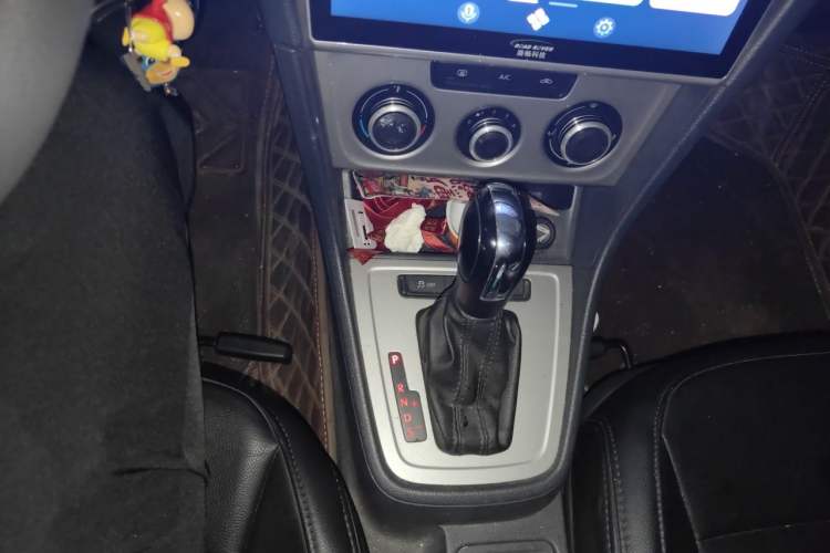 Used Volkswagen Lavida 2013 Revised Classic 1.6L Automatic Fashion Edition Gear Lever