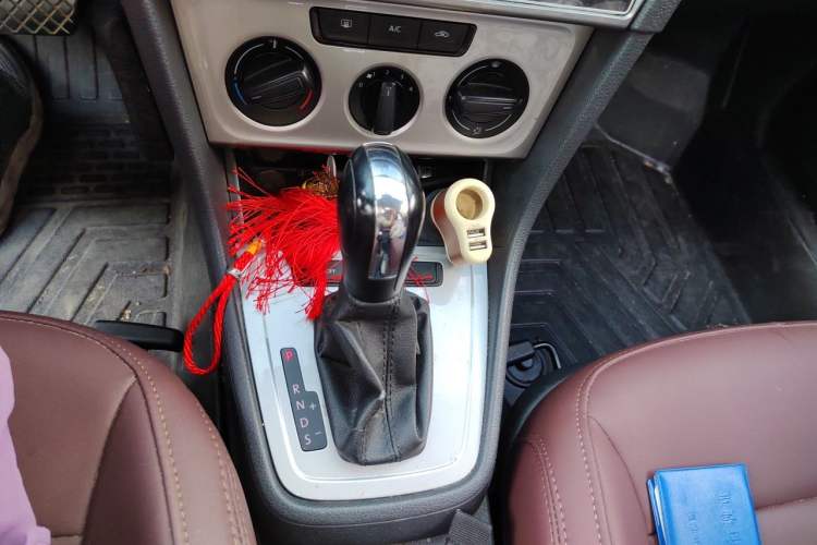 Used Volkswagen Lavida 2013 Revised Classic 1.6L Automatic Fashion Edition Gear Lever