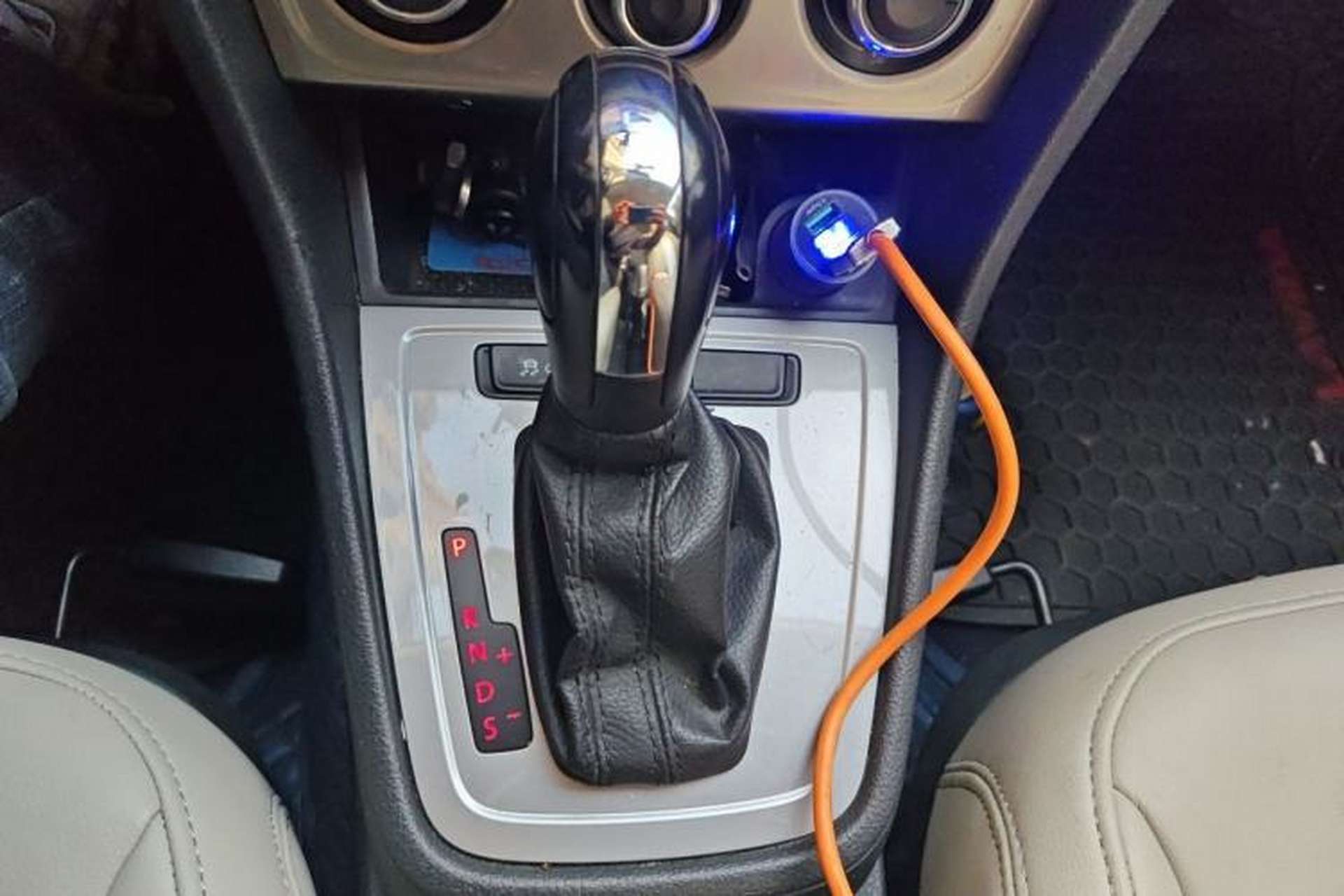 Used Volkswagen Lavida 2013 Revised Classic 1.6L Automatic Fashion Edition Gear Lever