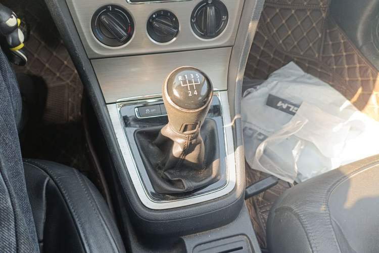 Used Volkswagen Lavida 2013 Restyled Classic 1.6L Manual Comfort Edition Gear Lever