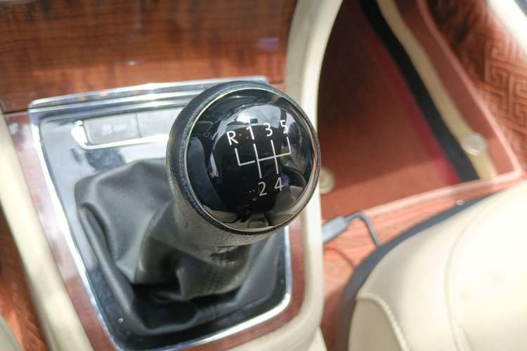 Used Volkswagen Lavida 2013 Revised Version 1.4 TSI Manual Comfort Edition Gear Lever