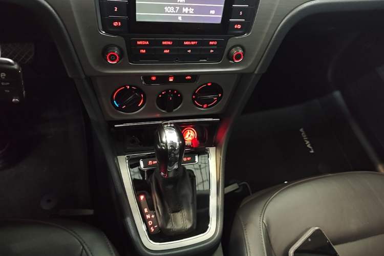 Used Volkswagen Lavida 2013 Revised Version 1.4 TSI DSG Comfort Edition Gear Lever