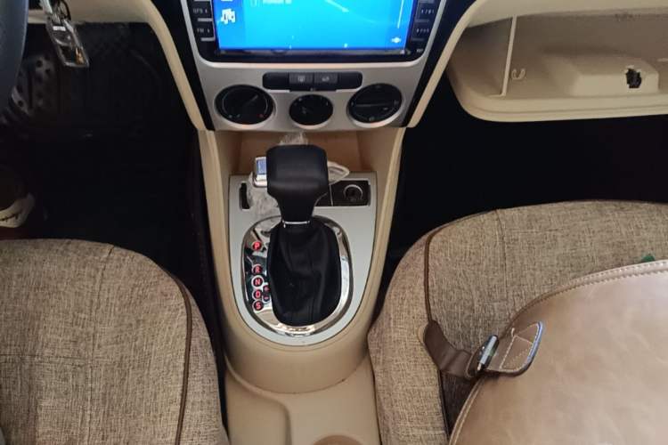 Used Volkswagen Lavida 2013 Classic 1.6L Automatic Fashion Edition Gear Lever