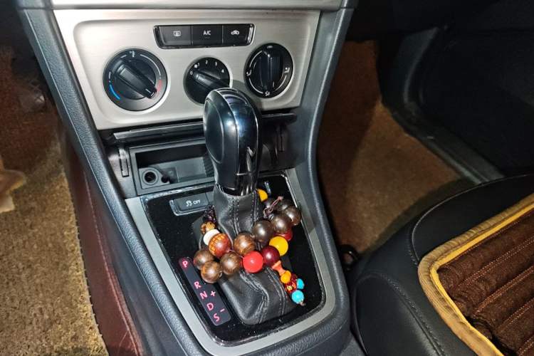 Used Volkswagen Lavida 2013 Restyled Classic 1.6L Automatic Comfort Edition Gear Lever