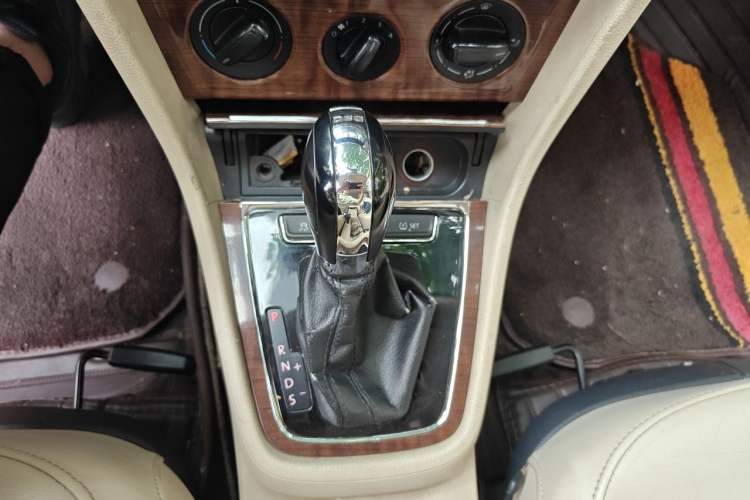 Used Volkswagen Lavida 2013 1.4TSI DSG Comfort Edition Gear Lever