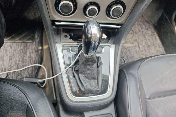 Used Volkswagen Lavida 2013 Restyled Classic 1.6L Automatic Comfort Edition Gear Lever