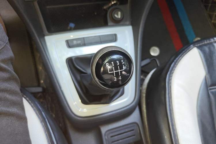Used Volkswagen Lavida 2013 Revised Classic 1.6L Manual Fashion Edition Gear Lever