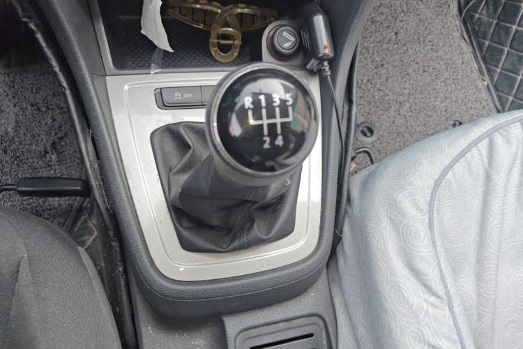 Used Volkswagen Lavida 2013 Revised Classic 1.6L Manual Fashion Edition Gear Lever