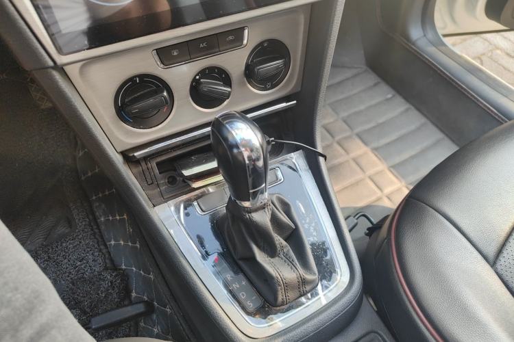 Used Volkswagen Lavida 2013 Restyled Classic 1.6L Automatic Comfort Edition Gear Lever