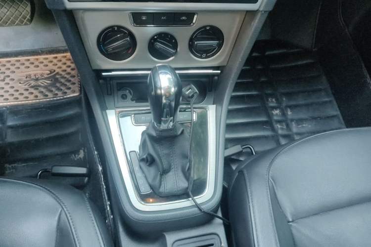 Used Volkswagen Lavida 2013 Restyled Classic 1.6L Automatic Comfort Edition Gear Lever