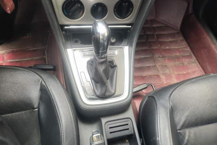 Used Volkswagen Lavida 2013 1.6L Automatic Comfort Edition Gear Lever