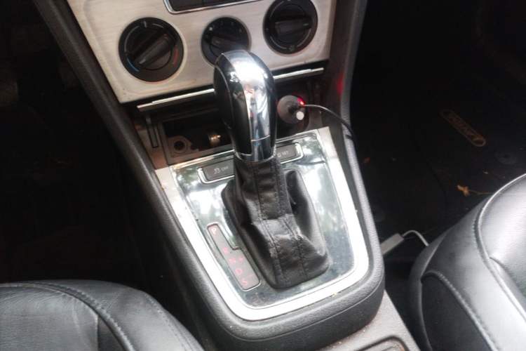 Used Volkswagen Lavida 2013 Restyled Classic 1.6L Automatic Comfort Edition Gear Lever