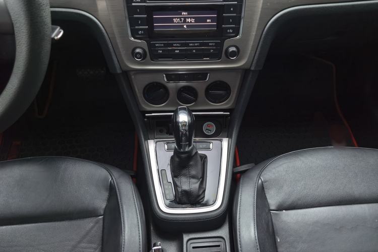Used Volkswagen Lavida 2013 Restyled Classic 1.6L Automatic Comfort Edition Gear Lever