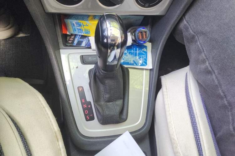 Used Volkswagen Lavida 2013 1.6L Automatic Fashion Edition Gear Lever