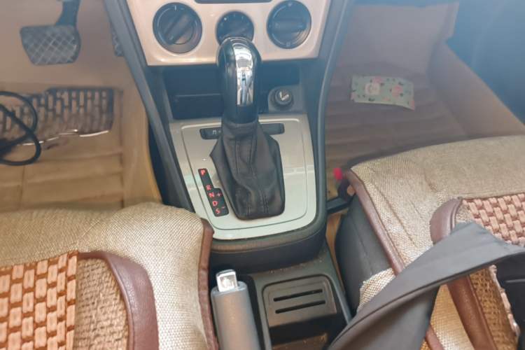 Used Volkswagen Lavida 2013 Revised Classic 1.6L Automatic Fashion Edition Gear Lever