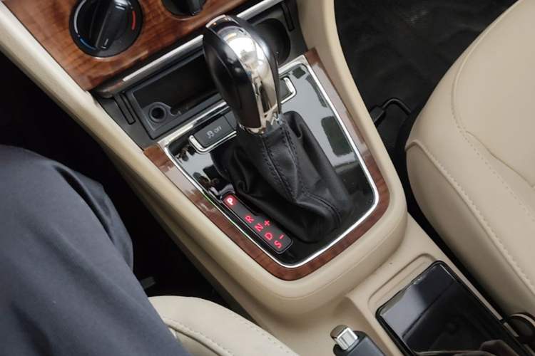Used Volkswagen Lavida 2013 Restyled Classic 1.6L Automatic Comfort Edition Gear Lever