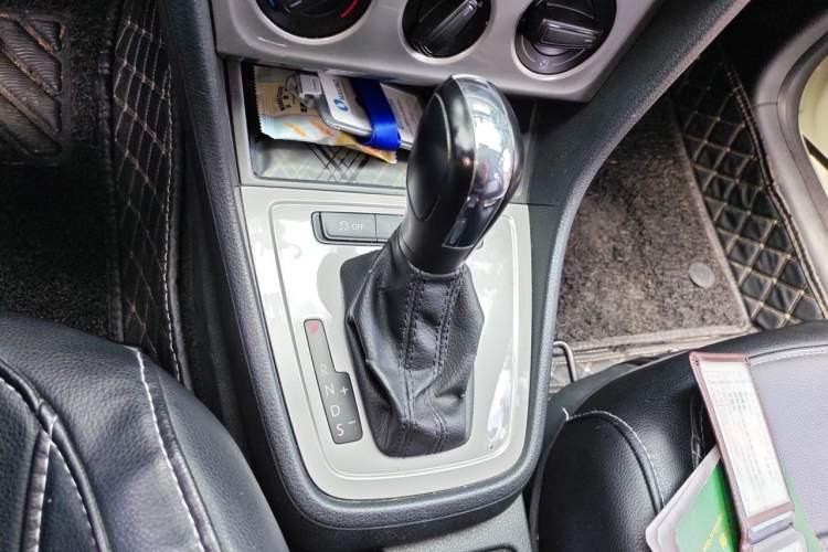 Used Volkswagen Lavida 2013 Revised Classic 1.6L Automatic Fashion Edition Gear Lever