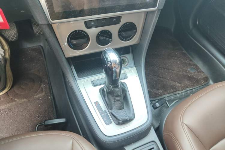 Used Volkswagen Lavida 2013 Revised Classic 1.6L Automatic Fashion Edition Gear Lever