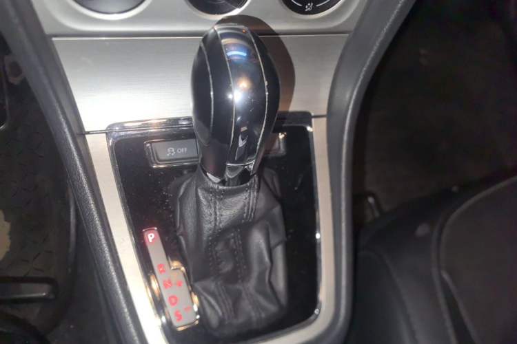 Used Volkswagen Lavida 2013 1.6L Automatic Comfort Edition Gear Lever