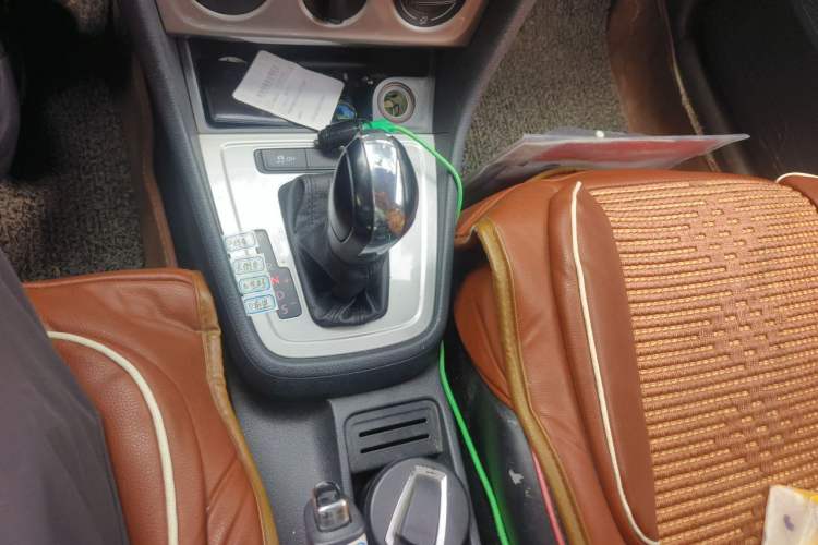 Used Volkswagen Lavida 2013 Revised Classic 1.6L Automatic Fashion Edition Gear Lever