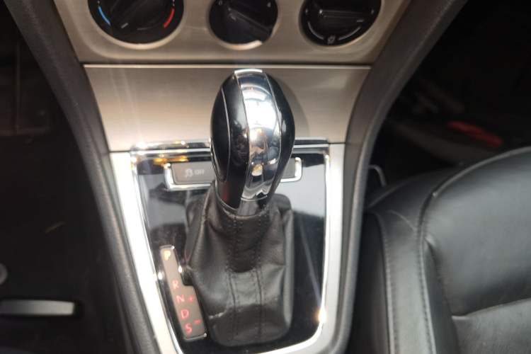 Used Volkswagen Lavida 2013 Restyled Classic 1.6L Automatic Comfort Edition Gear Lever