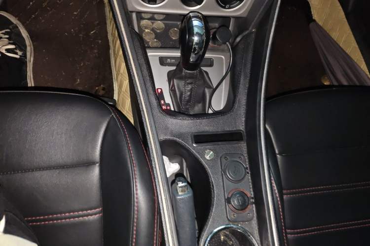Used Volkswagen Lavida 2013 Revised Classic 1.6L Automatic Fashion Edition Gear Lever