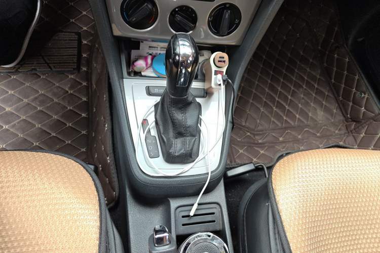 Used Volkswagen Lavida 2013 Revised Classic 1.6L Automatic Fashion Edition Gear Lever
