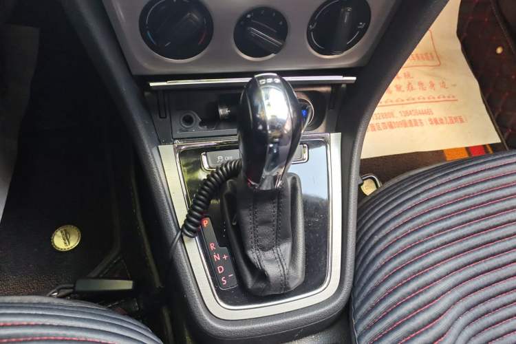 Used Volkswagen Lavida 2013 Revised Version 1.4 TSI DSG Comfort Edition Gear Lever