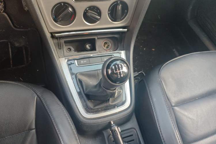 Used Volkswagen Lavida 2013 Restyled Classic 1.6L Manual Comfort Edition Gear Lever