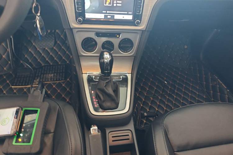 Used Volkswagen Lavida 2013 Restyled Classic 1.6L Automatic Comfort Edition Gear Lever