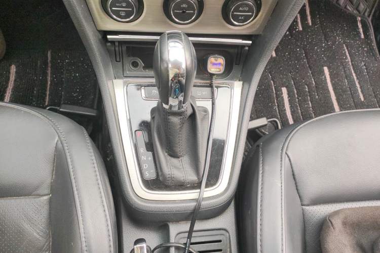 Used Volkswagen Lavida 2013 1.6L Automatic Luxury Edition Gear Lever