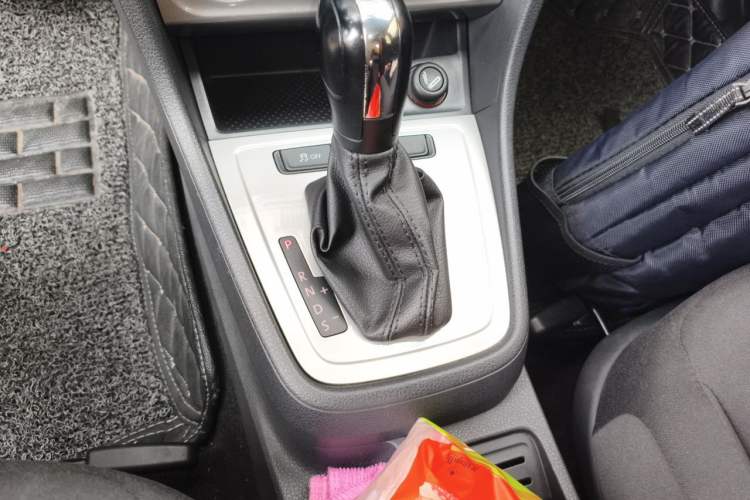 Used Volkswagen Lavida 2013 Revised Classic 1.6L Automatic Fashion Edition Gear Lever