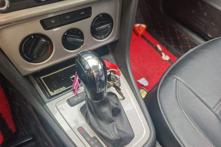 Used Volkswagen Lavida 2013 Revised Classic 1.6L Automatic Fashion Edition Gear Lever