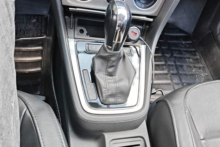 Used Volkswagen Lavida 2013 Revised Version 1.4 TSI DSG Comfort Edition Gear Lever