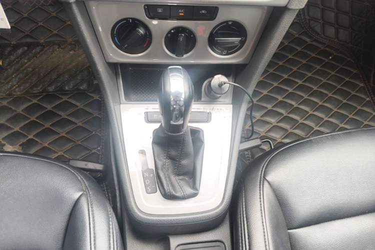 Used Volkswagen Lavida 2013 Revised Classic 1.6L Automatic Fashion Edition Gear Lever
