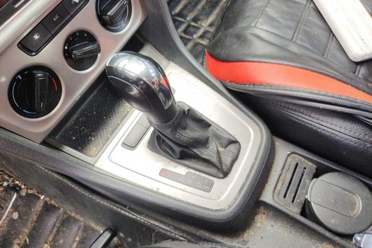 Used Volkswagen Lavida 2013 Revised Classic 1.6L Automatic Fashion Edition Gear Lever