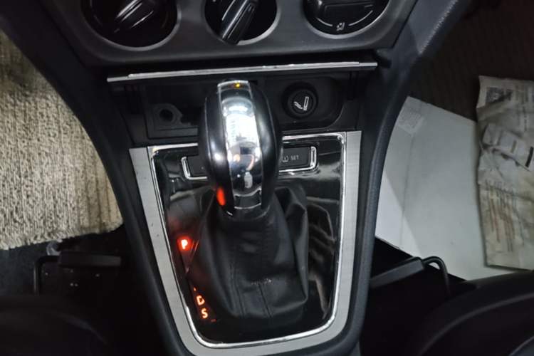 Used Volkswagen Lavida 2013 Restyled Classic 1.6L Automatic Comfort Edition Gear Lever