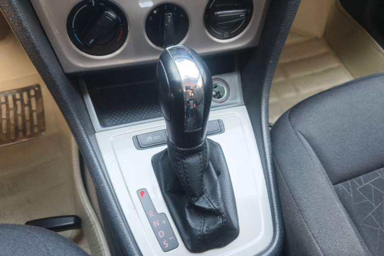 Used Volkswagen Lavida 2013 Revised Classic 1.6L Automatic Fashion Edition Gear Lever