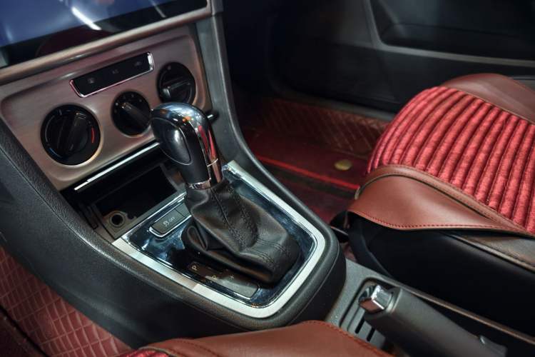 Used Volkswagen Lavida 2013 Restyled Classic 1.6L Automatic Comfort Edition Gear Lever