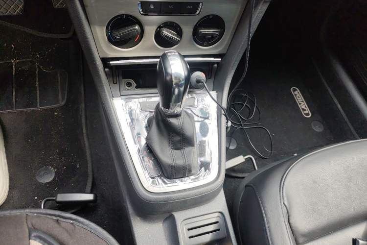 Used Volkswagen Lavida 2013 Revised Version 1.4 TSI DSG Comfort Edition Gear Lever